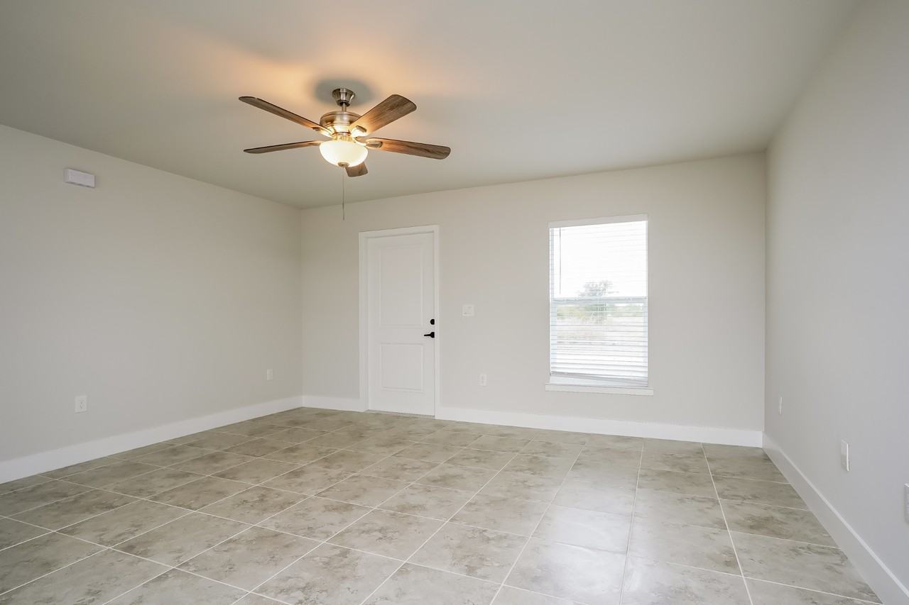 1037 Kimberly Ave - Photo 5 of 17