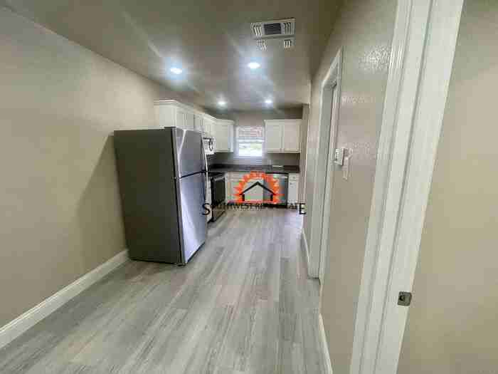 1025 W 18th St #9 - Photo 2 of 20