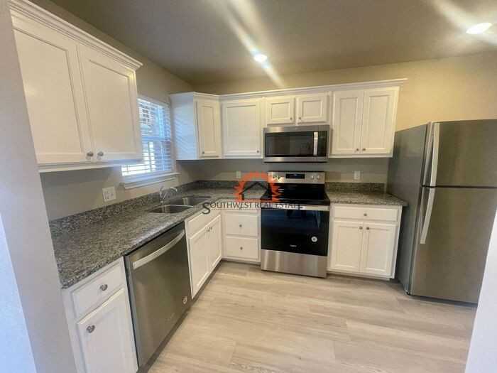 1025 W 18th St #9 - Photo 3 of 20
