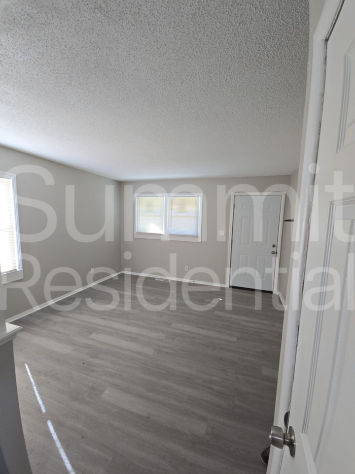 5707 E 40th St - Photo 3 of 13