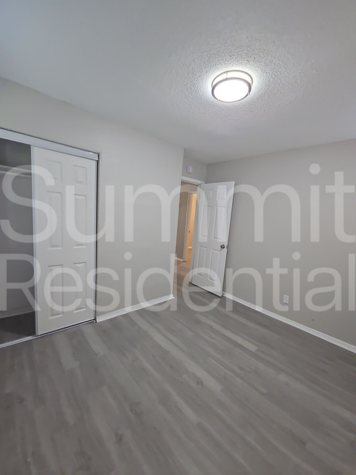 5707 E 40th St - Photo 7 of 13