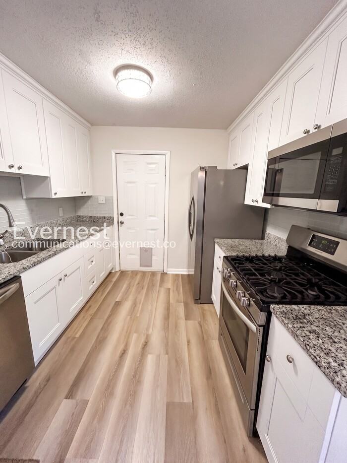 633 Hemlock Ave - Photo 3 of 22
