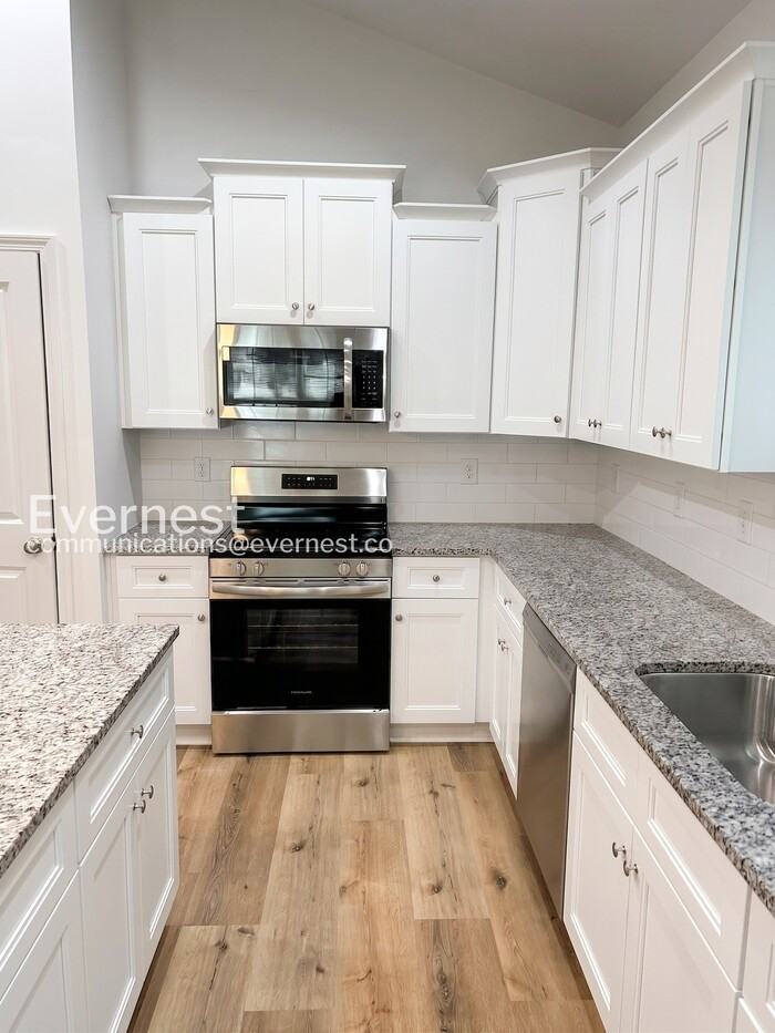 2126 Second St - Photo 4 of 31