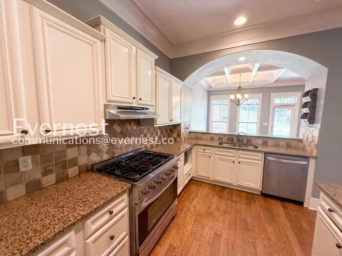 656 Flag Cir - Photo 3 of 36