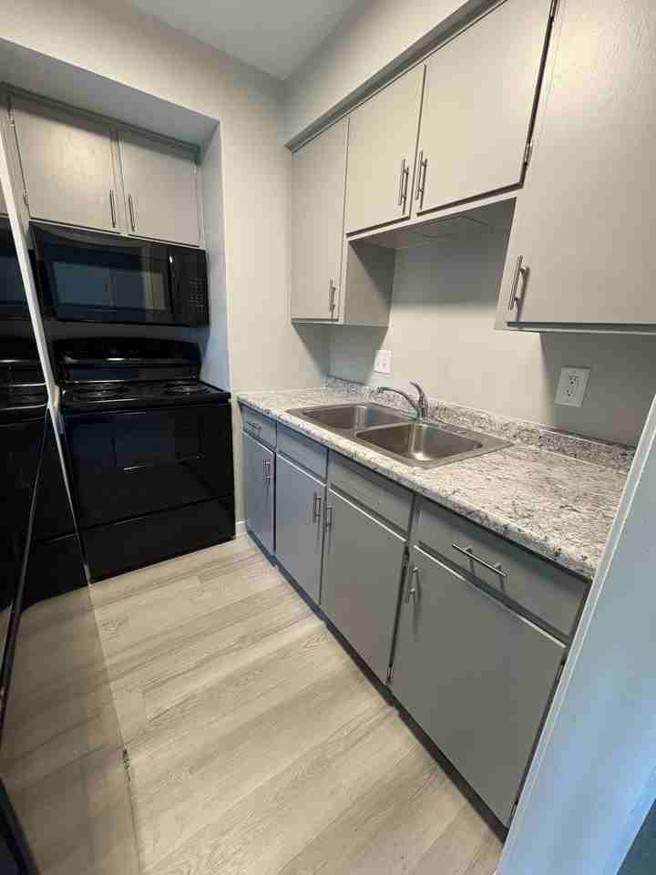 1606 Oakland Rd Ne #12 - Photo 3 of 7