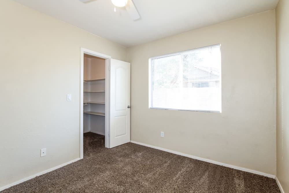 176 Roycroft Dr #NA - Photo 3 of 7