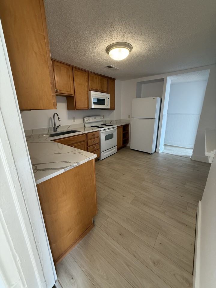1719 Adams St Ne #4 - Photo 5 of 12