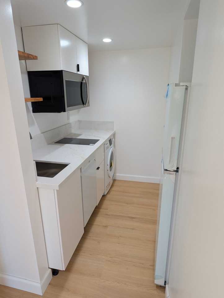 218 W Tiller Ave - Photo 4 of 11