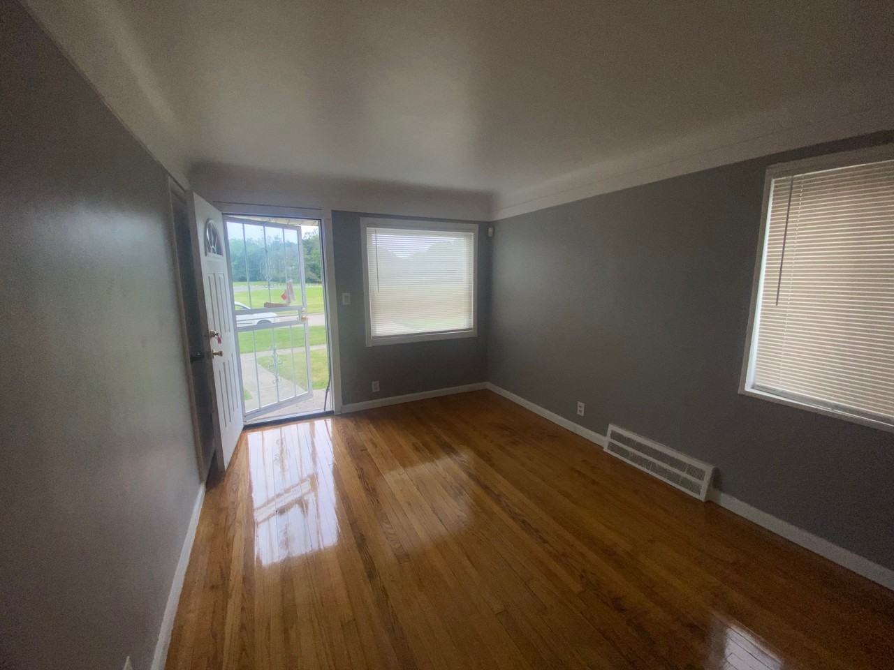 7600 Pierson St - Photo 3 of 9