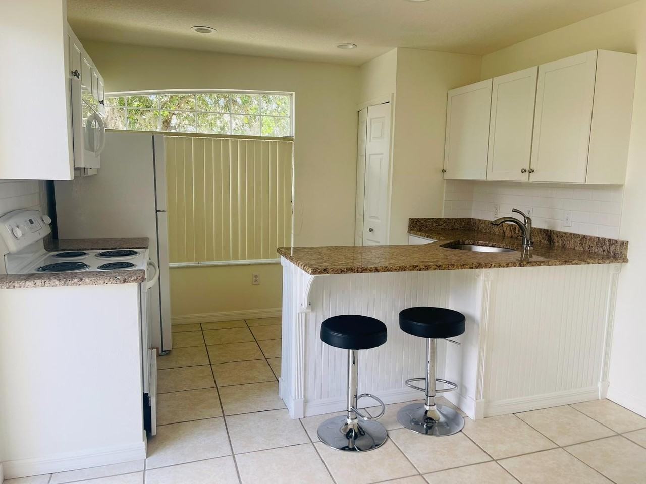 506 Caribbean Dr - Photo 5 of 11