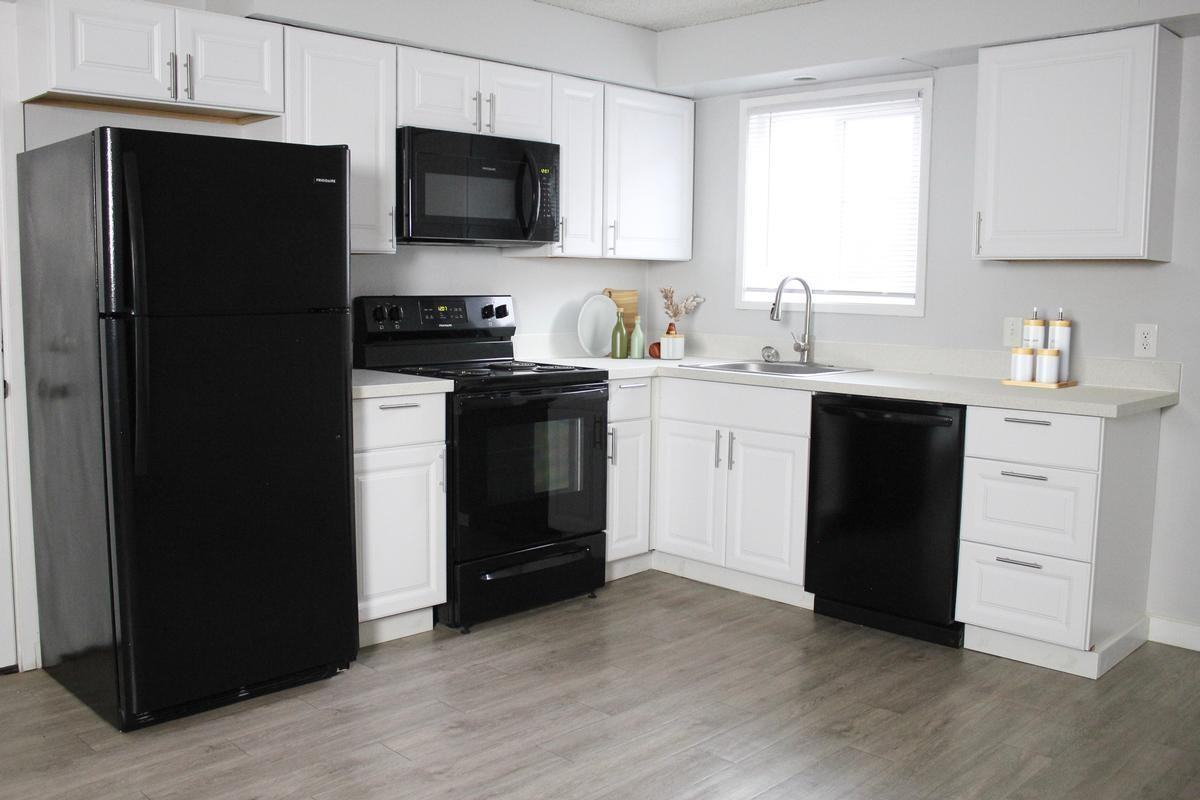 2024 Ne Terre View Dr - Photo 4 of 50