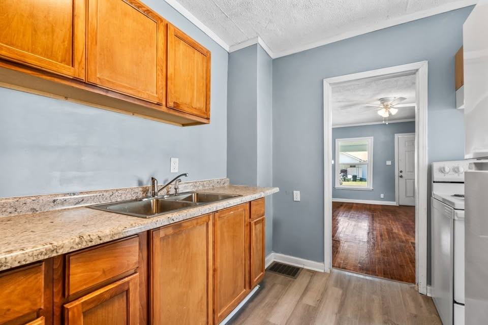 864 Bedford Ave #864 - Photo 3 of 7