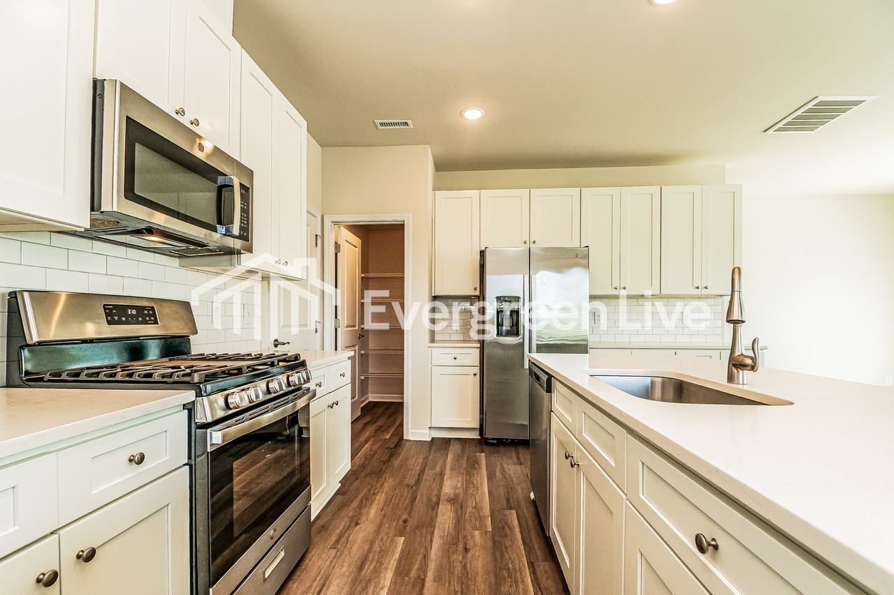 7649 Waypond Ct - Photo 3 of 15