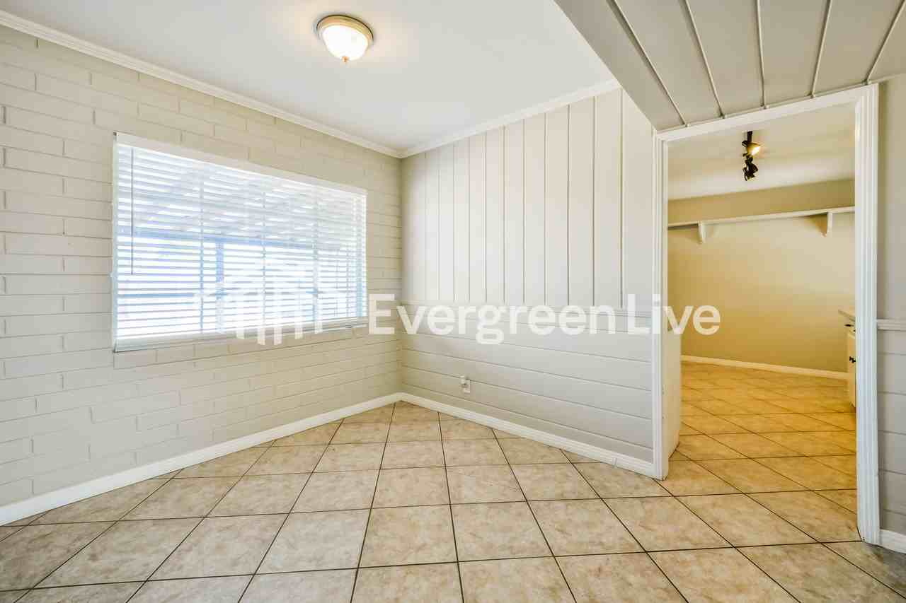 442 W Detroit St - Photo 4 of 15