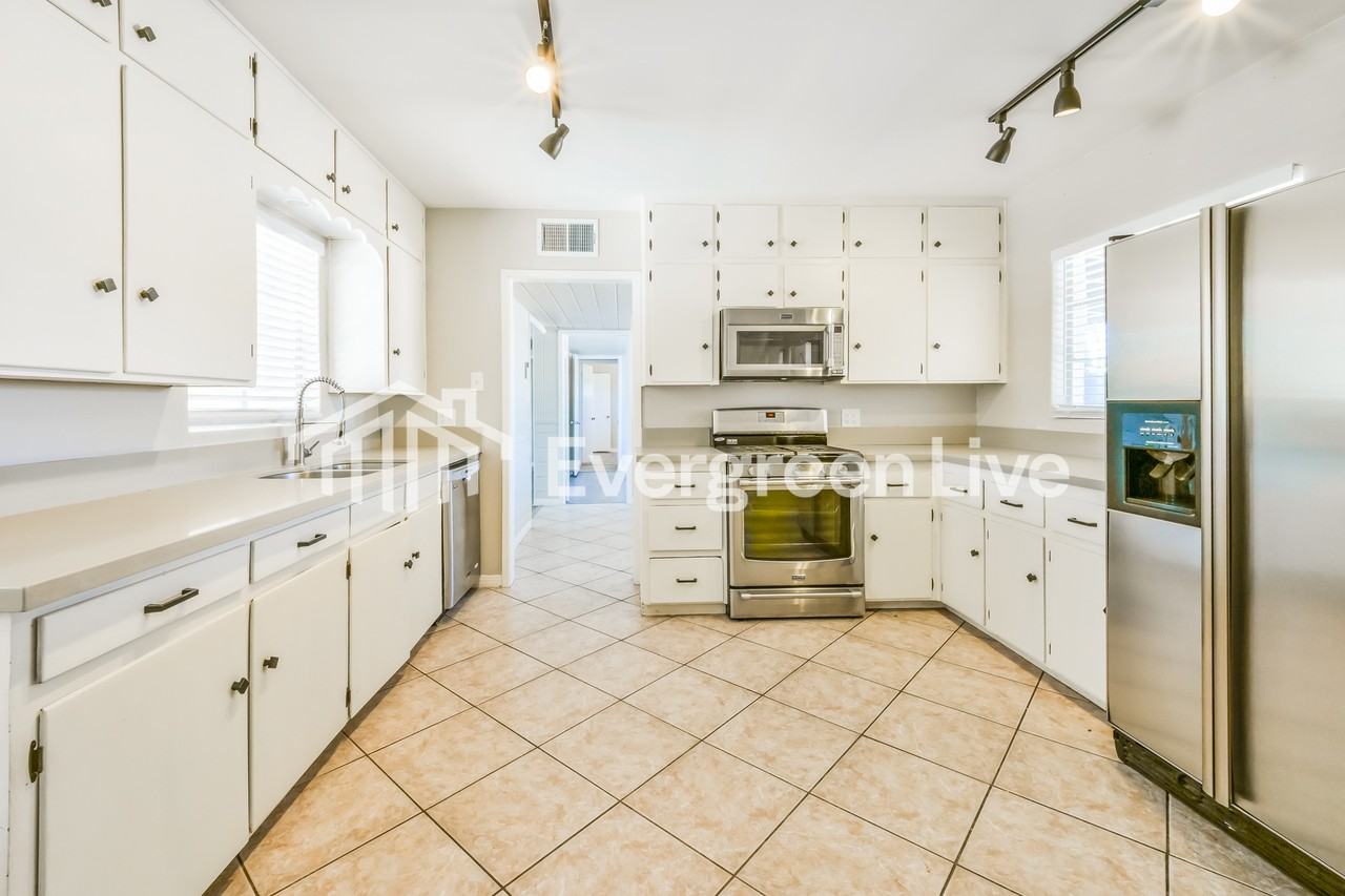 442 W Detroit St - Photo 6 of 15