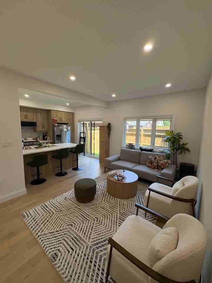165 Tiffany St - Photo 3 of 23