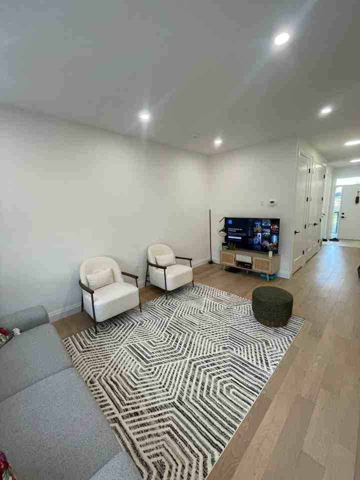 165 Tiffany St - Photo 5 of 23