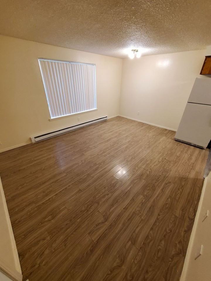 156 Manbrin Dr N - Photo 2 of 7