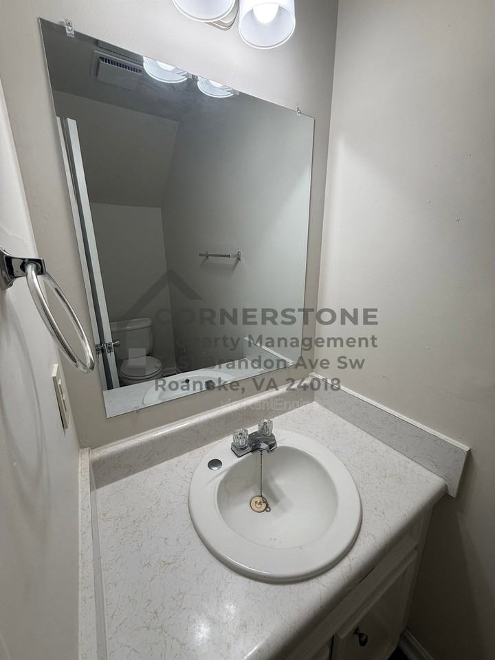106 Lee Ave Ne #3 - Photo 4 of 15