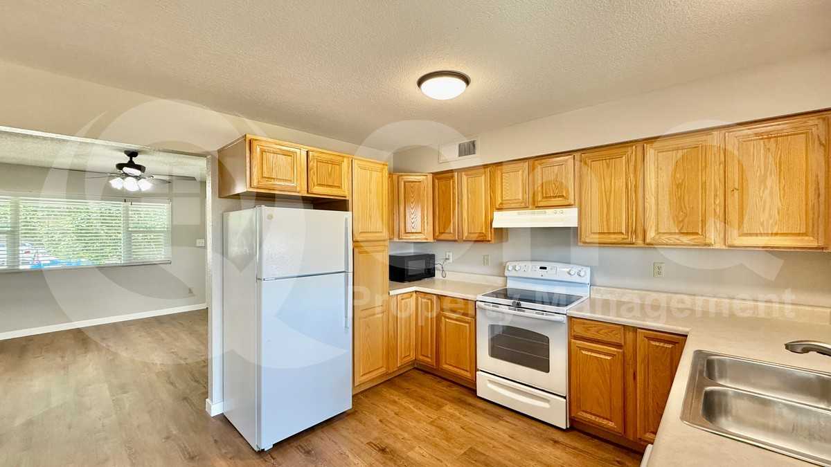 1040 W Yale Dr - Photo 4 of 15