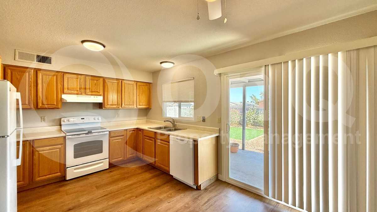 1040 W Yale Dr - Photo 5 of 15