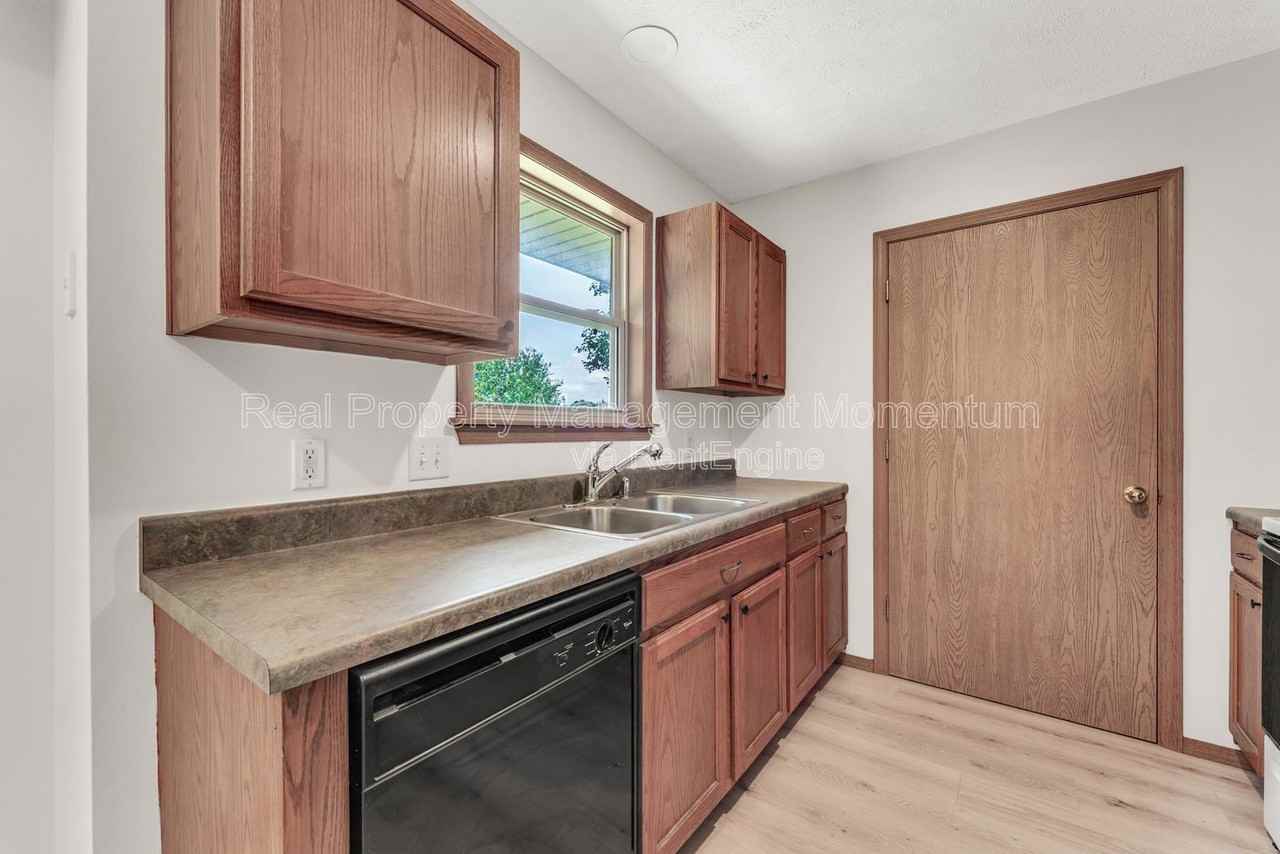 3251 W Scott St - Photo 7 of 33