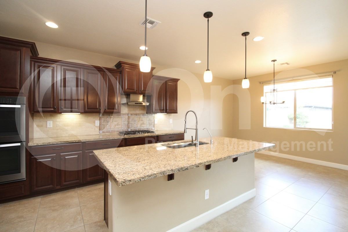 10608 E Lincoln Ave - Photo 2 of 33