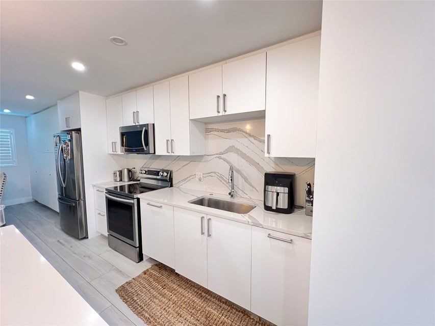 2115 Ne 37th Dr ##121 - Photo 2 of 13