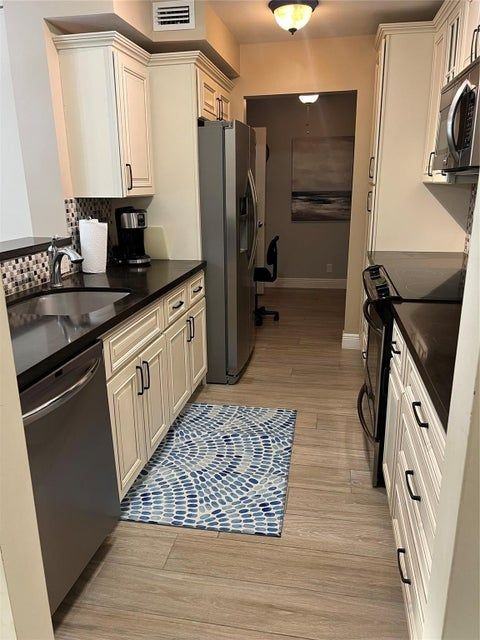 95 N Birch Rd ##402 - Photo 6 of 9