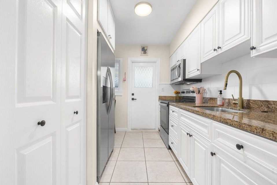 1539 Ne 15th Ave - Photo 2 of 13