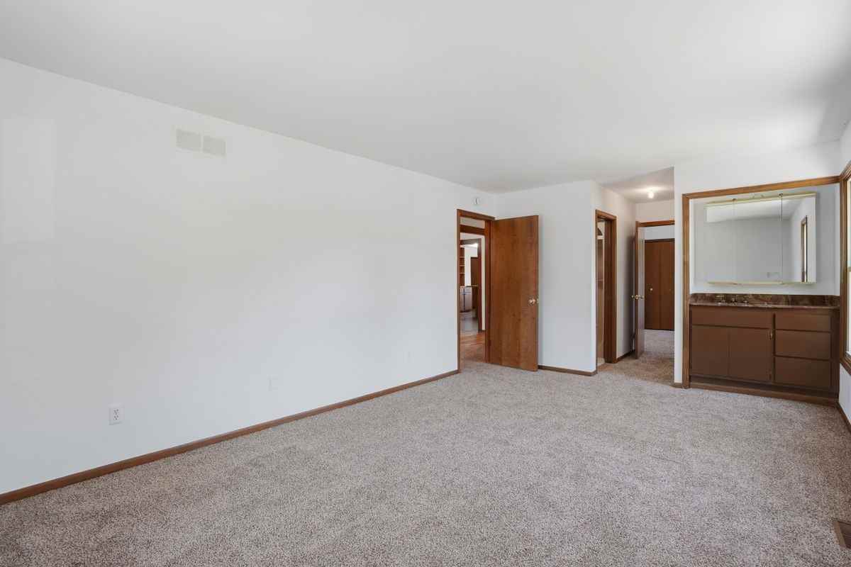 780 N Van Dyke Rd - Photo 6 of 28