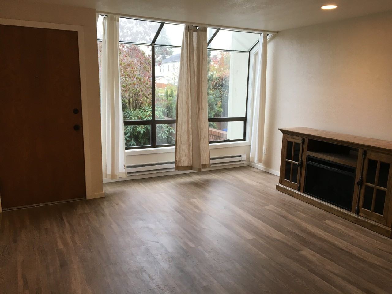22330 6th Ave S - Photo 2 of 12