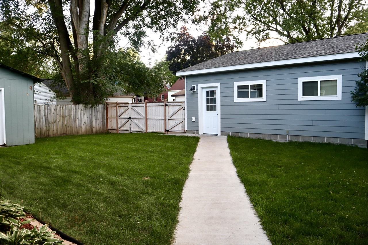3212 Dakota Ave S - Photo 2 of 15