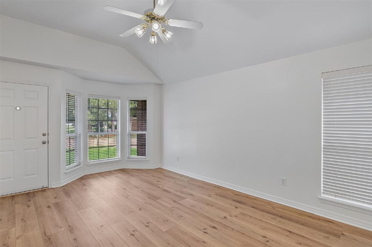 1435 Williamsburg Dr - Photo 4 of 19