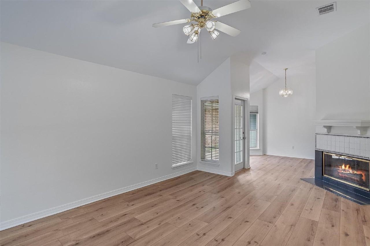 1435 Williamsburg Dr - Photo 5 of 19