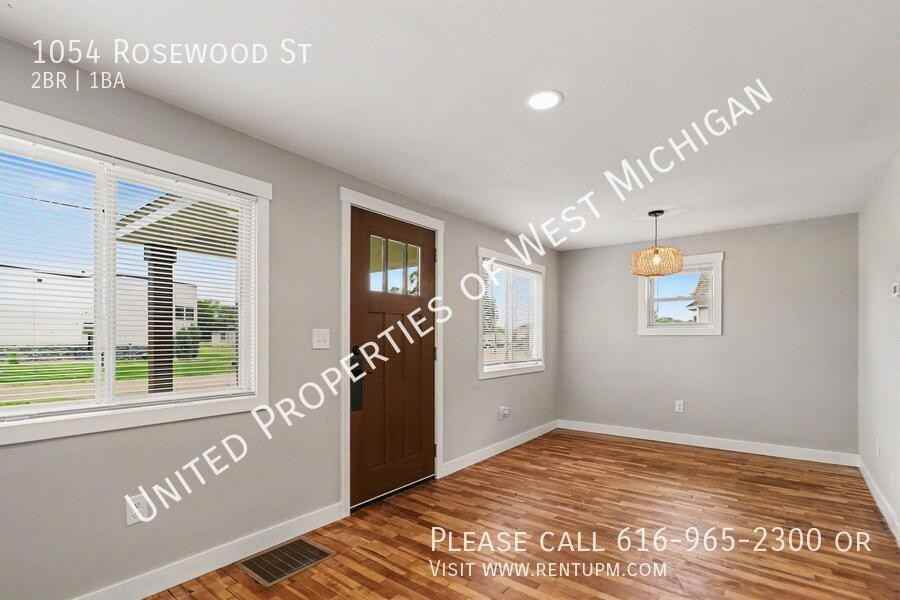 1054 Rosewood St - Photo 3 of 16