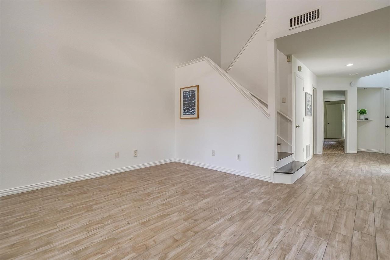 115 Brentwood Ct #115C - Photo 3 of 14