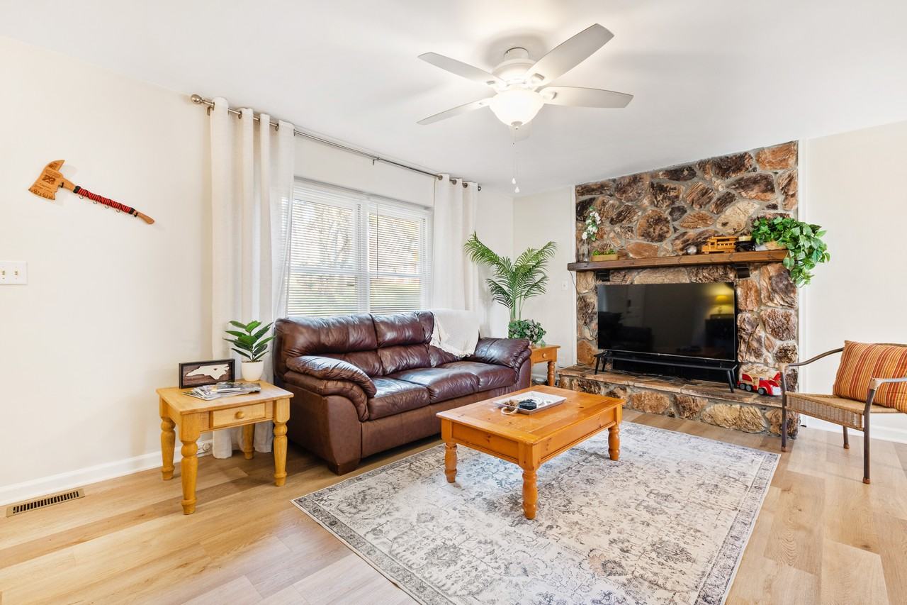 2934 Glenridge Dr #NA - Photo 3 of 15