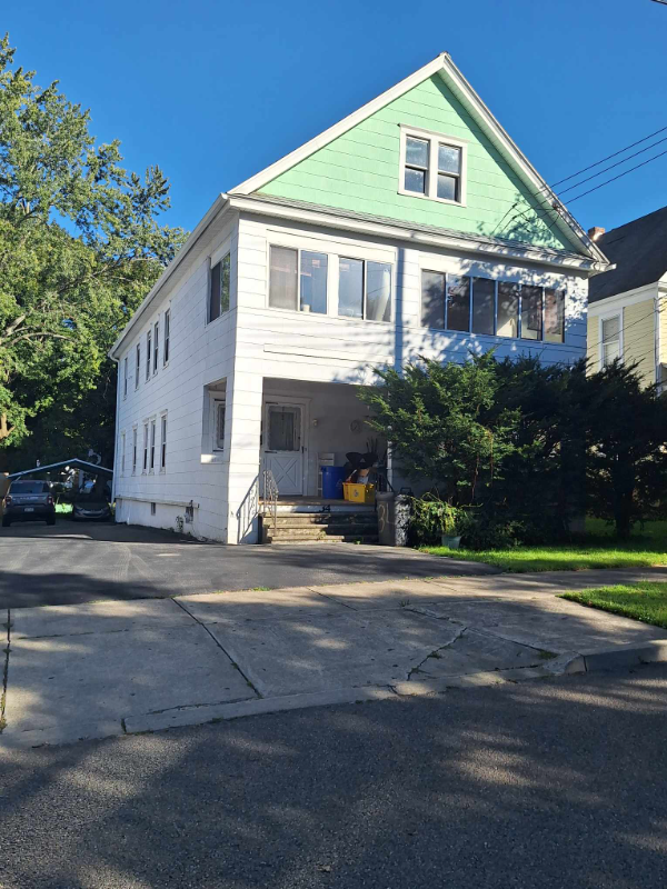 34 Roosevelt Ave #1