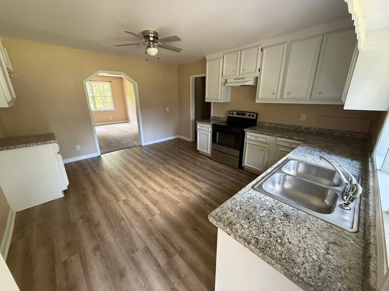 2170 Lee Rd - Photo 4 of 20