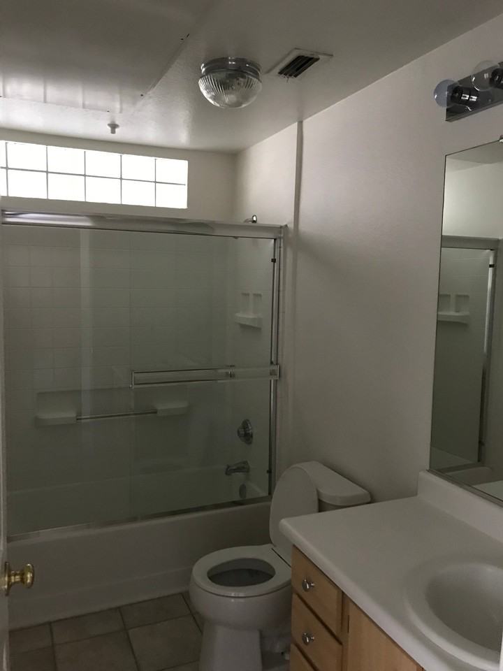 701 Gibson Dr - Photo 4 of 11