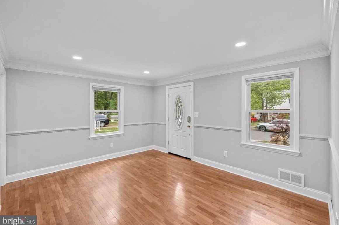 9728 53rd Ave - Photo 2 of 19
