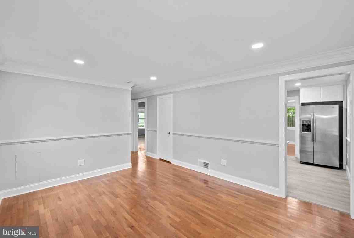 9728 53rd Ave - Photo 3 of 19