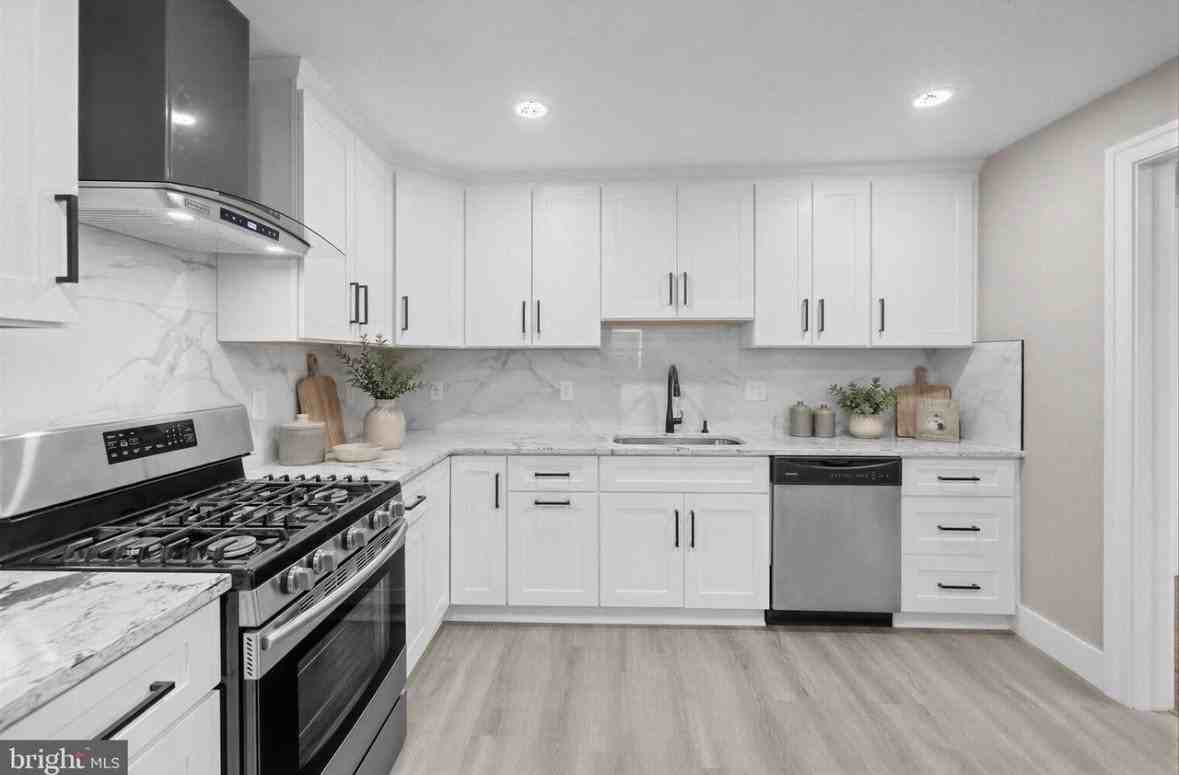 9728 53rd Ave - Photo 4 of 19