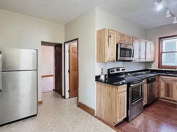 962 6th St E #1 - Photo 4 of 13