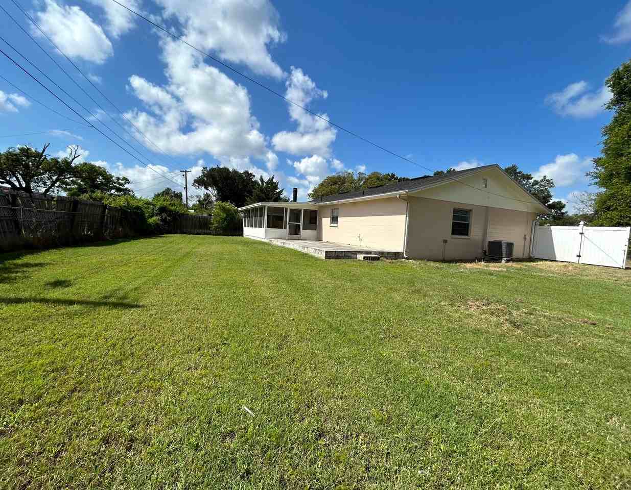 1233 Honeytree Ln E - Photo 3 of 12