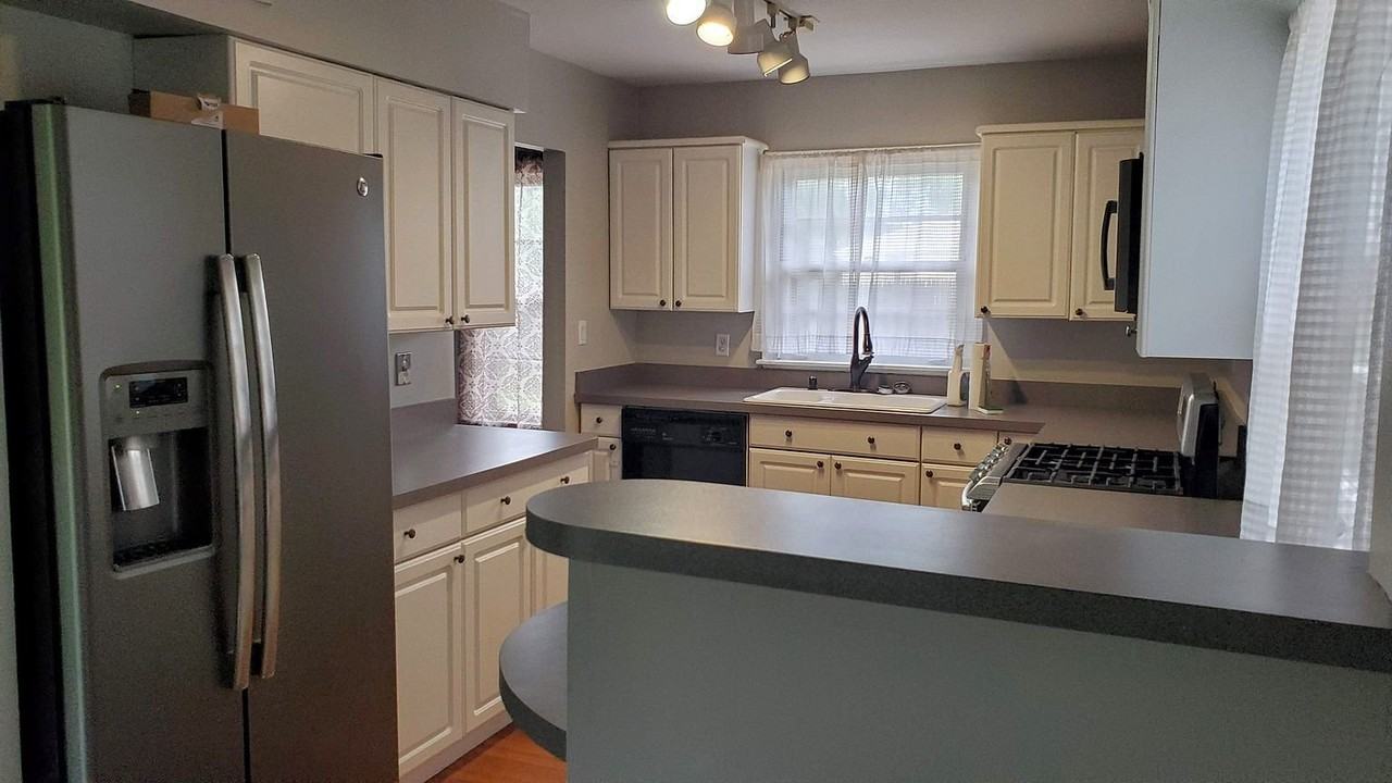 418 E High St - Photo 3 of 5