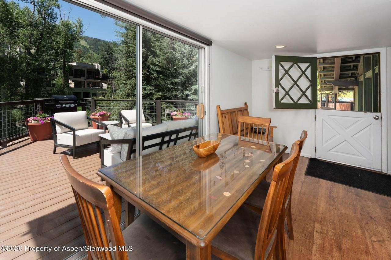 979 Queen St - Photo 7 of 34