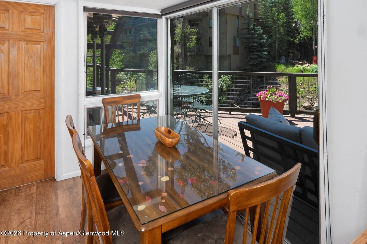 979 Queen St - Photo 7 of 34