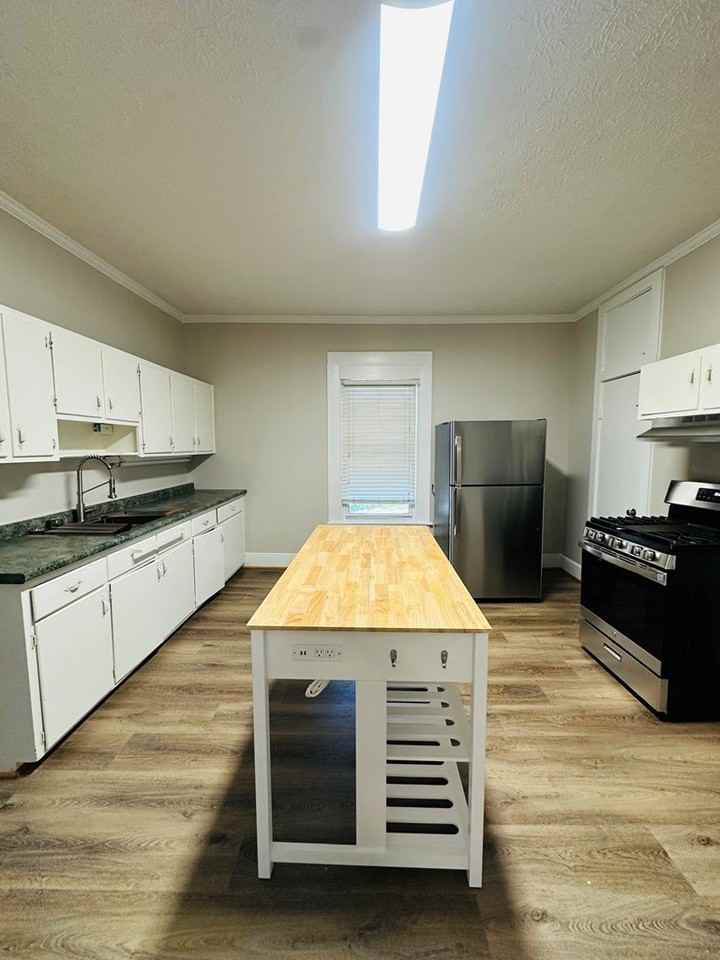 109 Comer St - Photo 4 of 9